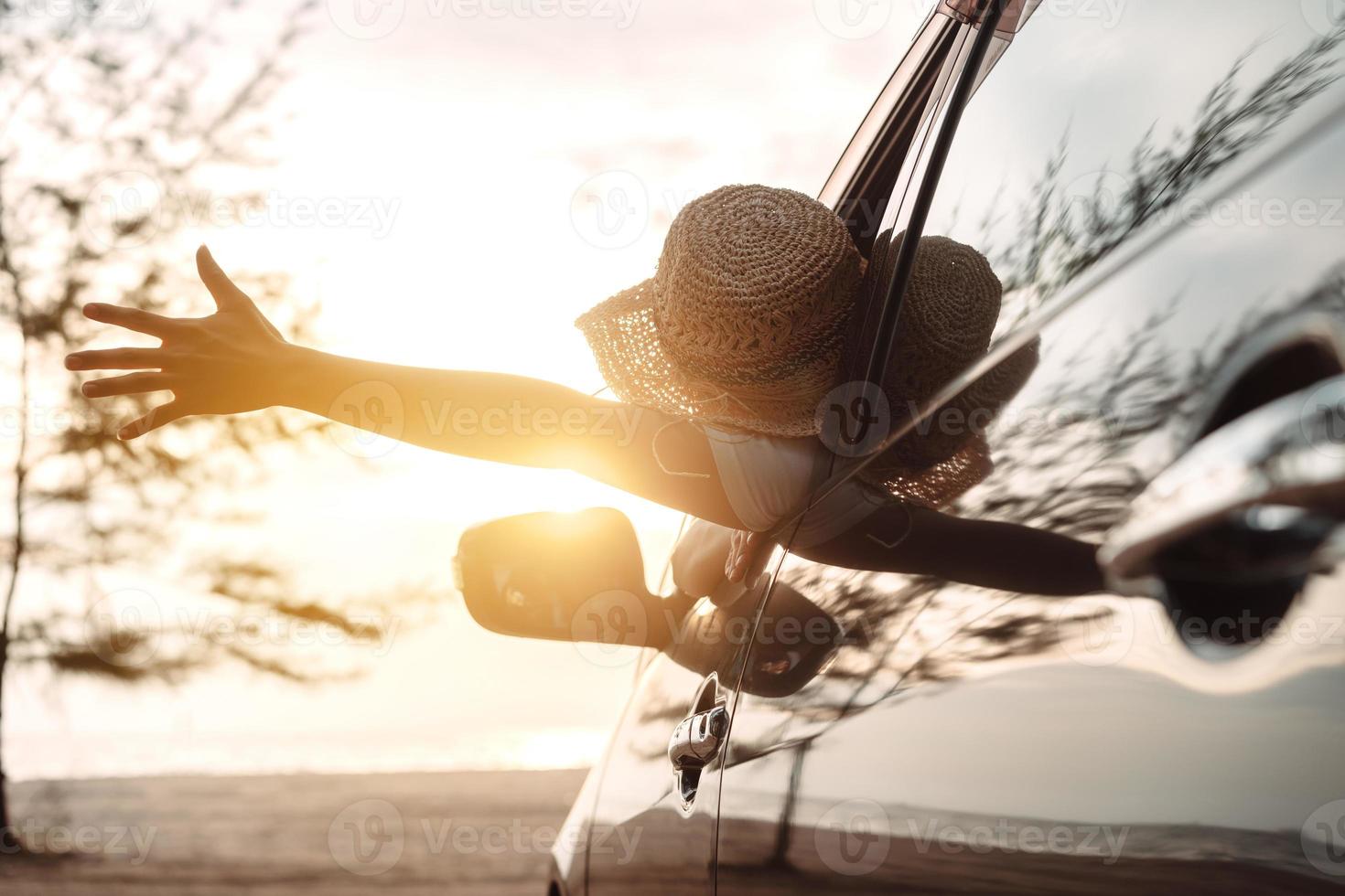 hayon voiture Voyage conduite route voyage de femme été vacances dans voiture à coucher de soleil, filles content en voyageant prendre plaisir vacances et relaxation avec copains ensemble avoir le atmosphère et aller à destination photo