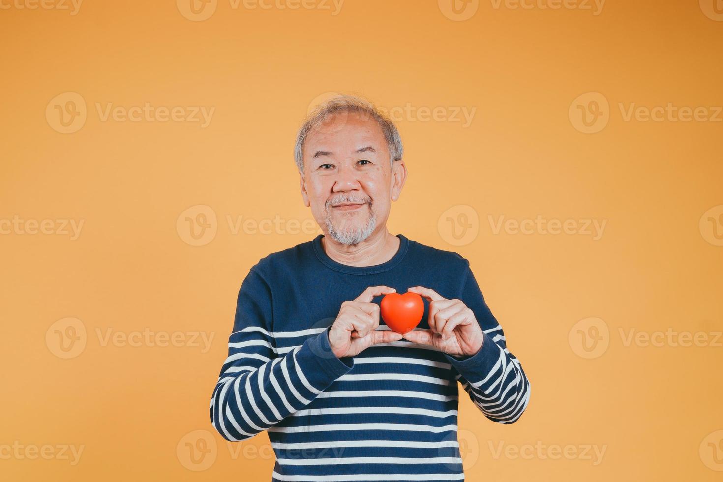 Sénior Masculin en portant cœur l'amour émotion Assurance concept sur Couleur Contexte. photo