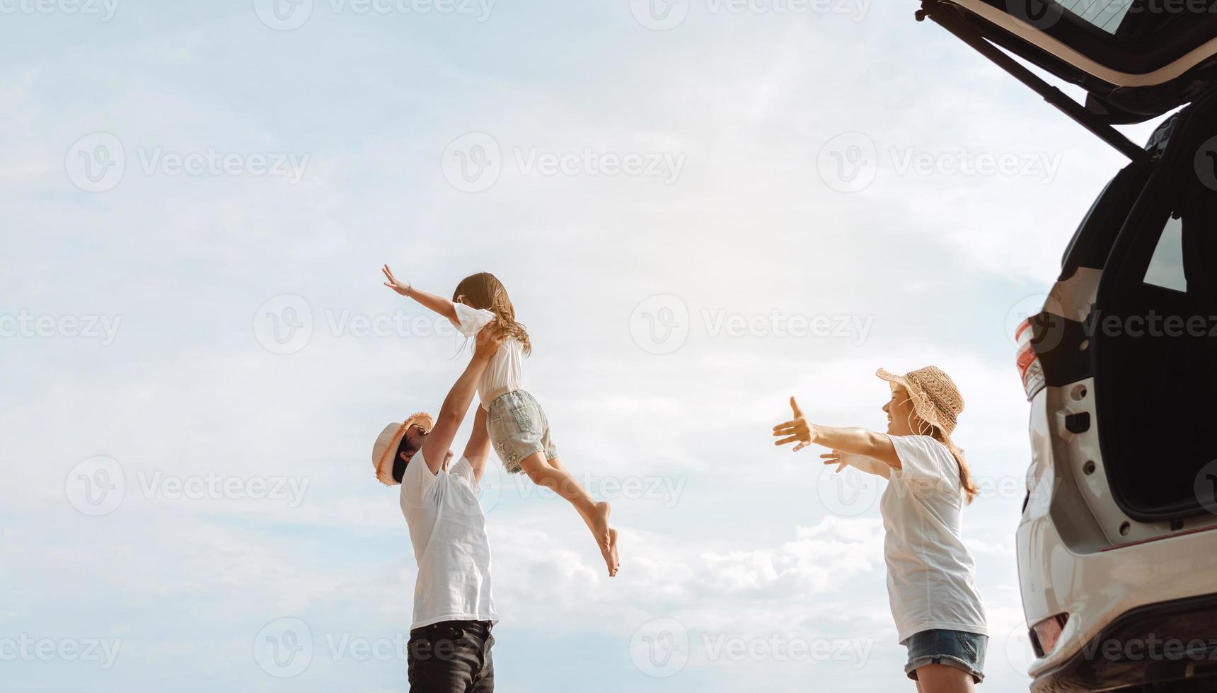 famille heureuse avec voyage en voiture. vacances d'été en voiture au coucher du soleil, papa, maman et fille heureux de voyager profitent ensemble de la conduite en vacances, les gens voyagent en automobile. photo