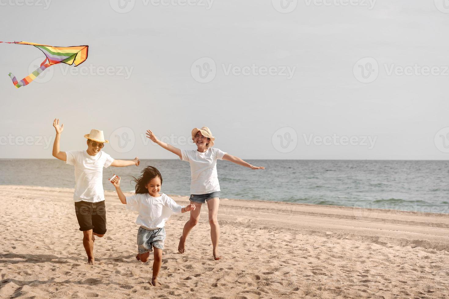 famille heureuse avec voyage en voiture. vacances d'été en voiture au coucher du soleil, papa, maman et fille heureux de voyager profitent ensemble de la conduite en vacances, les gens voyagent en automobile. photo