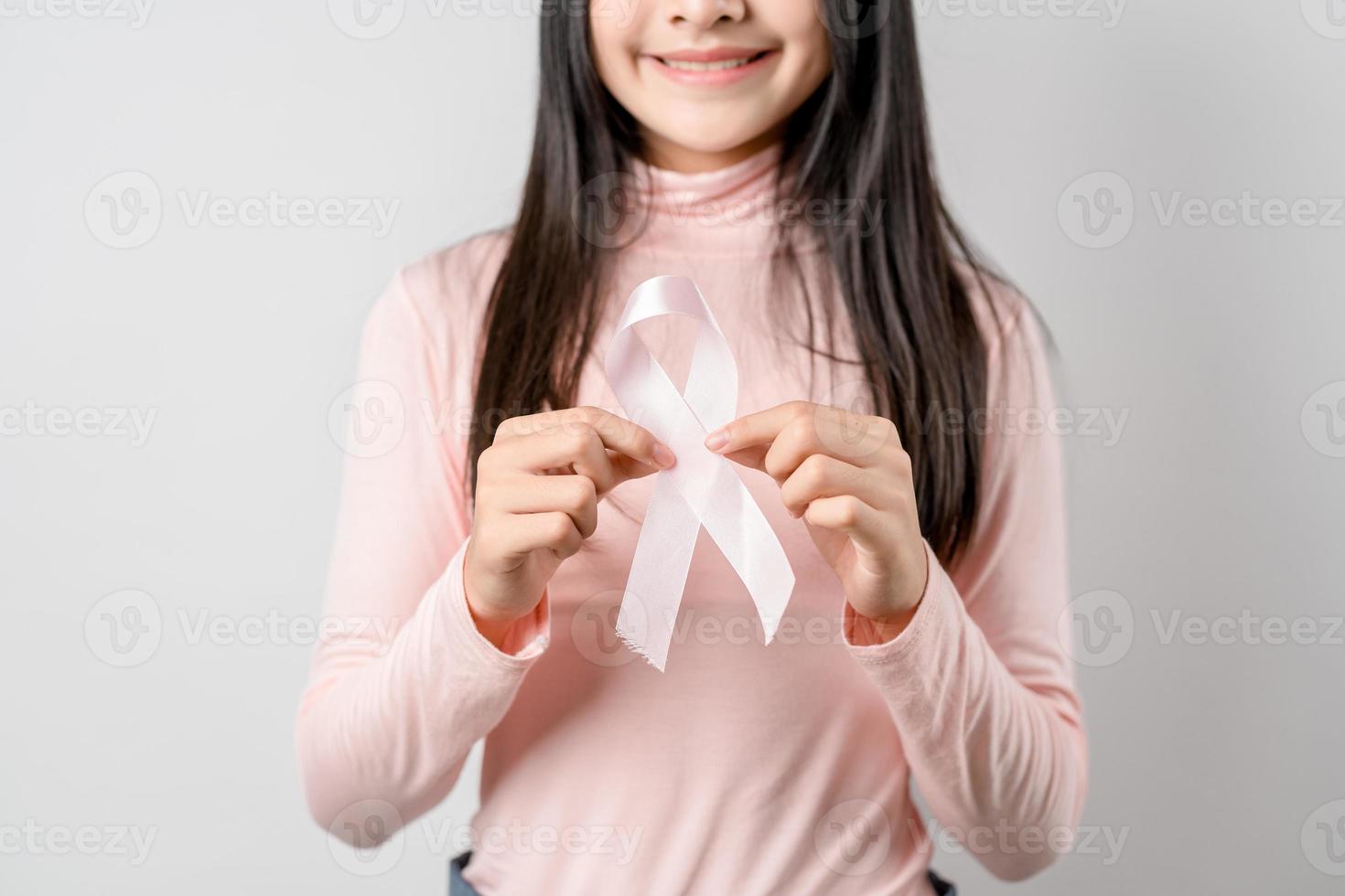 femme mains en portant rose ruban, Sein cancer conscience, monde cancer jour, nationale cancer survivant journée dans février concept. photo