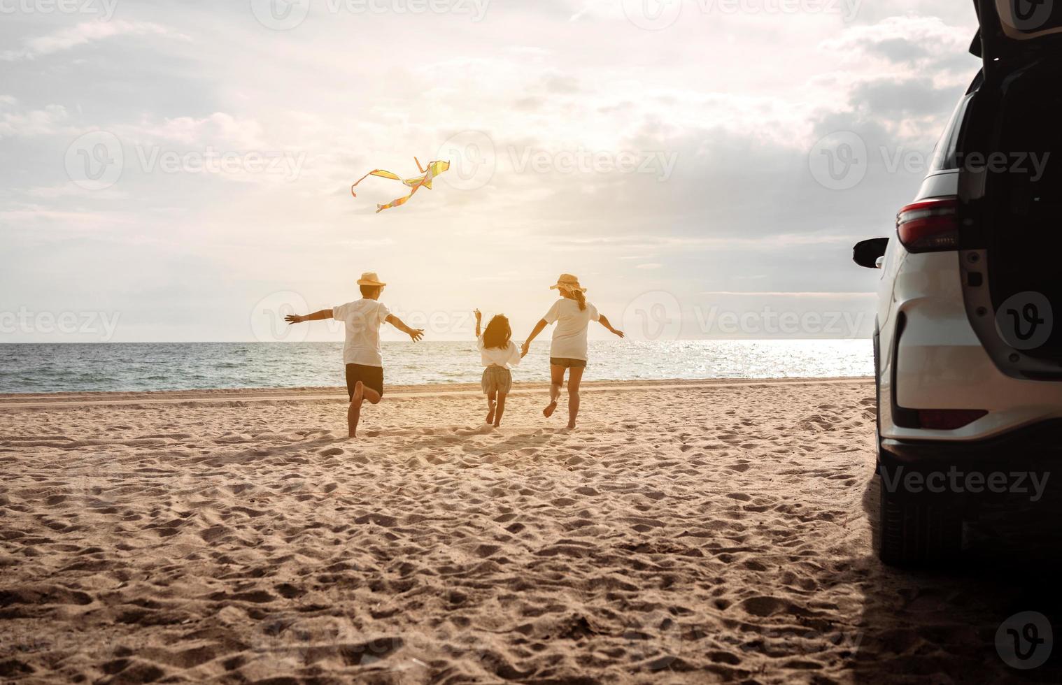 famille heureuse avec voyage en voiture. vacances d'été en voiture au coucher du soleil, papa, maman et fille heureux de voyager profitent ensemble de la conduite en vacances, les gens voyagent en automobile. photo