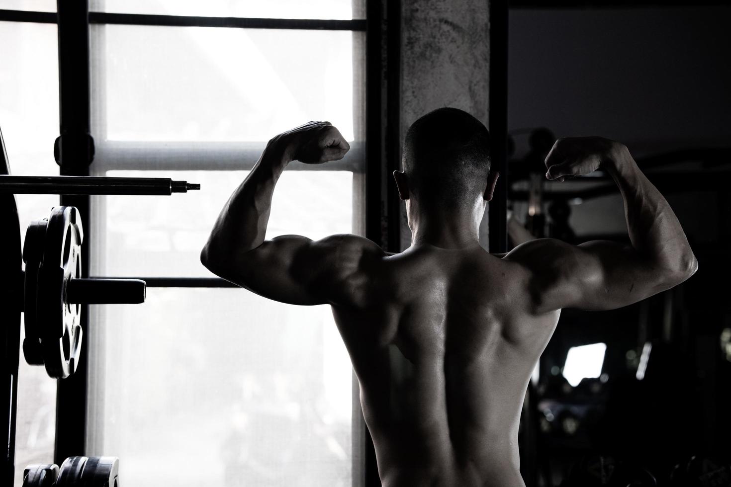 sexy corps de musclé Jeune soldat asiatique homme dans salle de sport. concept de santé se soucier, exercice aptitude, fort muscle masse, corps renforcement, graisse réduction pour Pour des hommes santé supplément produit présentation. photo