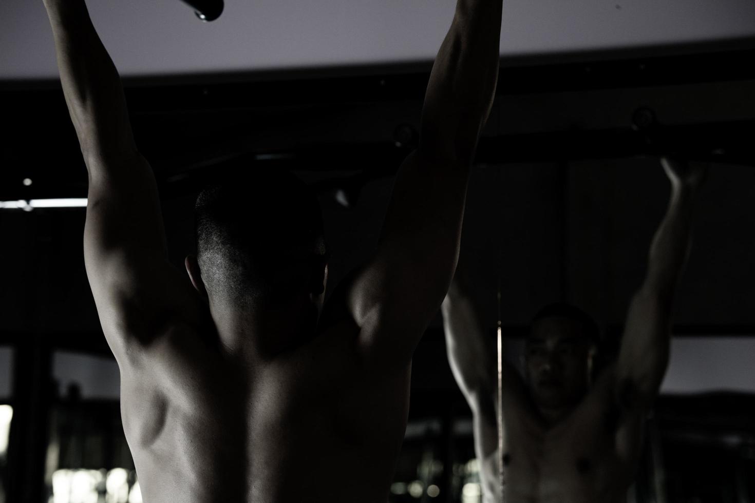 sexy corps de musclé Jeune soldat asiatique homme dans salle de sport. concept de santé se soucier, exercice aptitude, fort muscle masse, corps renforcement, graisse réduction pour Pour des hommes santé supplément produit présentation. photo