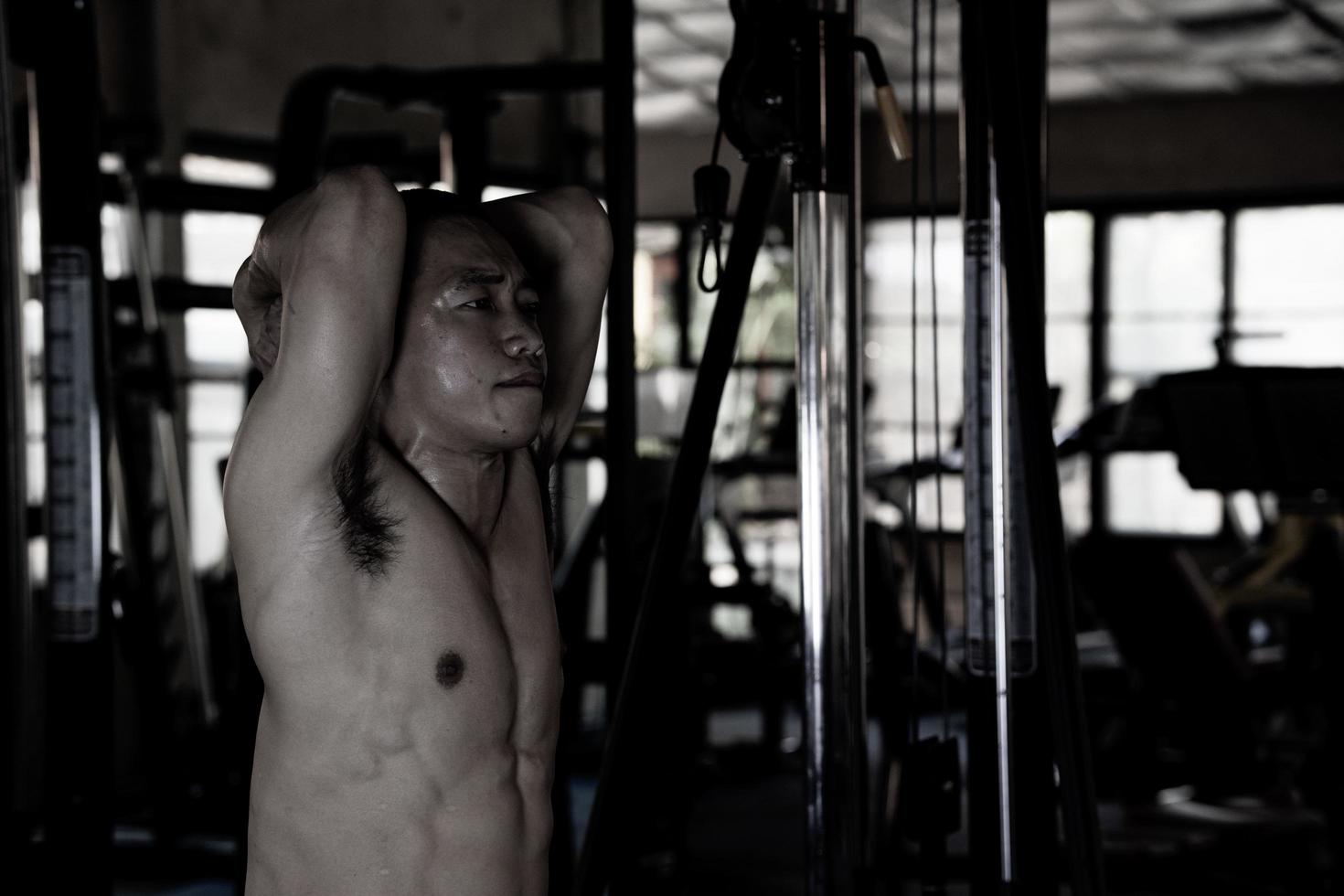 sexy corps de musclé Jeune soldat asiatique homme dans salle de sport. concept de santé se soucier, exercice aptitude, fort muscle masse, corps renforcement, graisse réduction pour Pour des hommes santé supplément produit présentation. photo