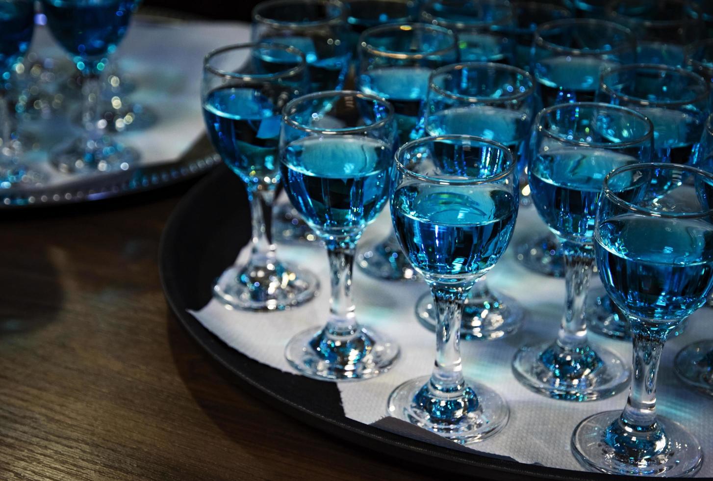 liquide bleu dans des verres photo