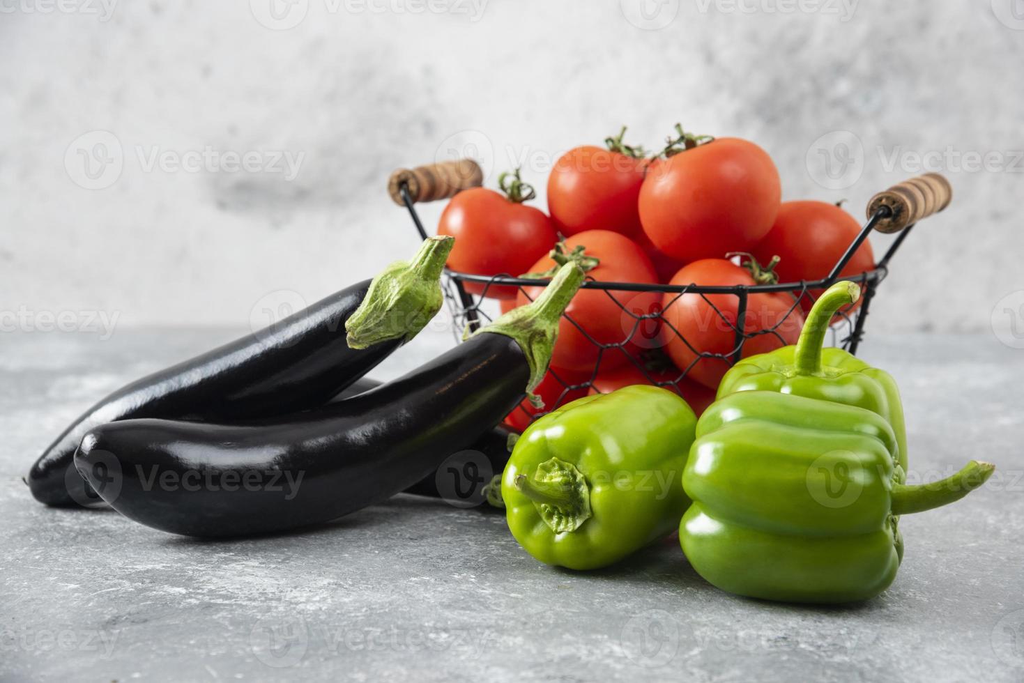 Légumes frais et mûrs placés sur une table en pierre photo