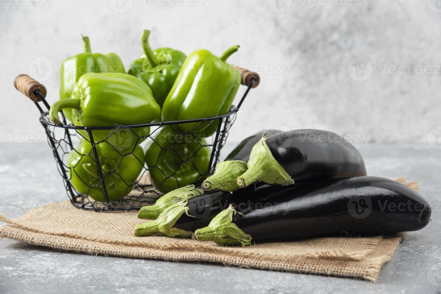 Légumes frais et mûrs placés sur une table en pierre photo