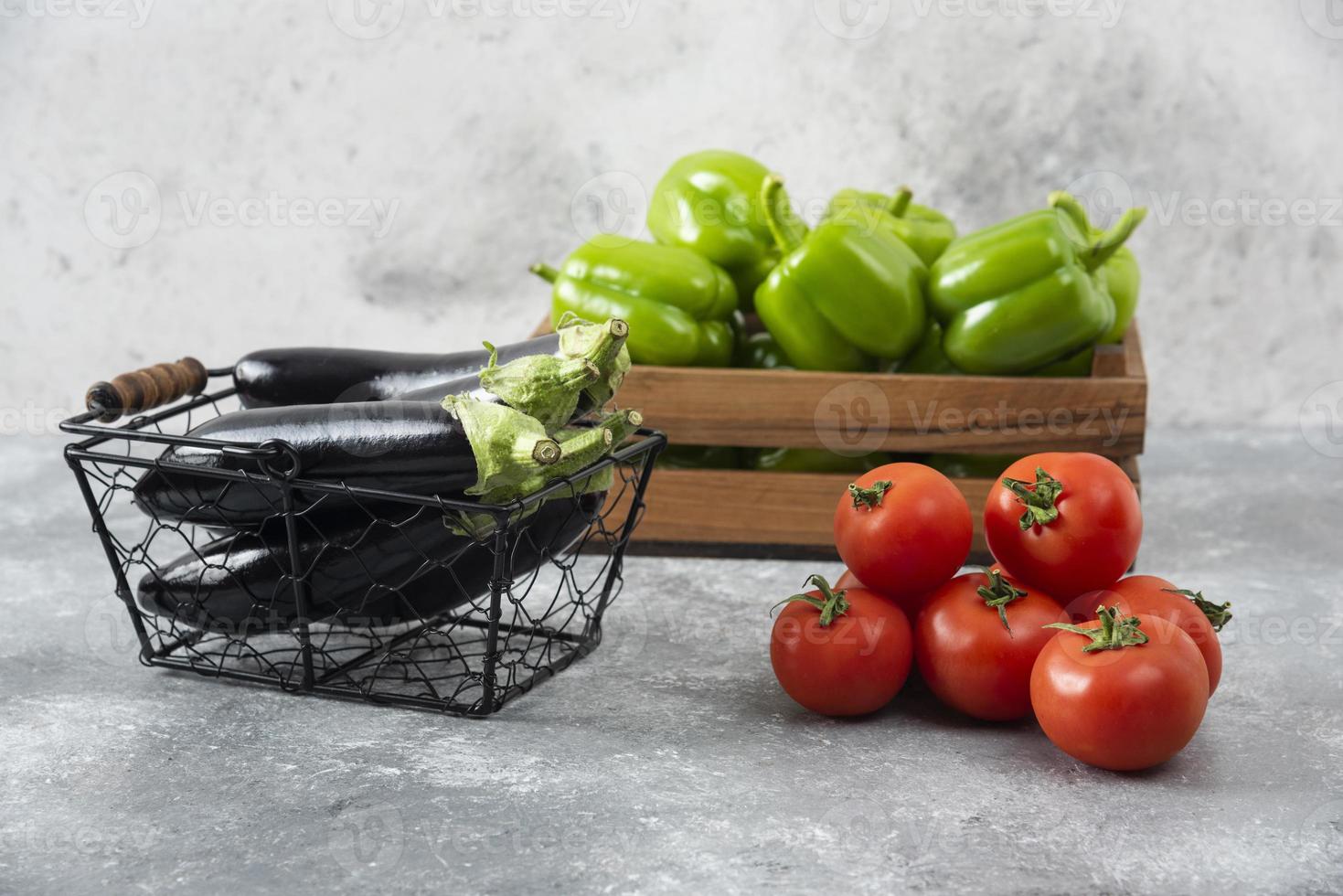 Légumes frais et mûrs placés sur une table en pierre photo