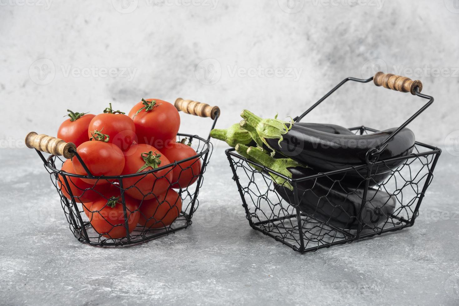 Légumes frais et mûrs placés sur une table en pierre photo