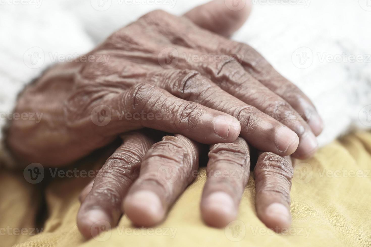 gros plan des mains d'une personne âgée photo