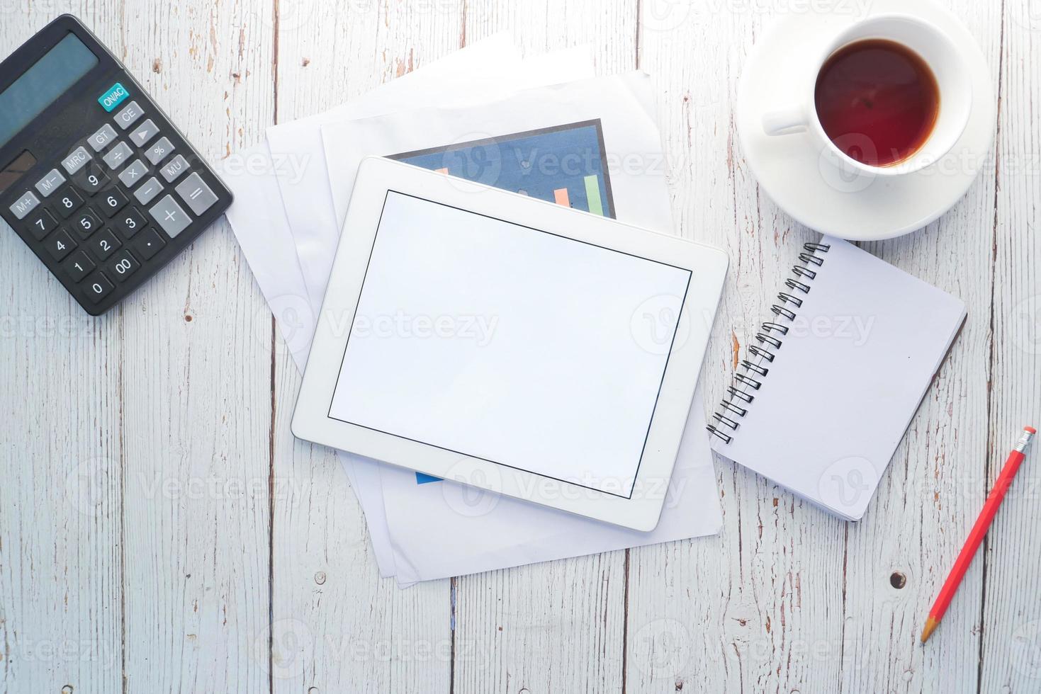 vue de dessus de la tablette numérique avec des fournitures de bureau photo