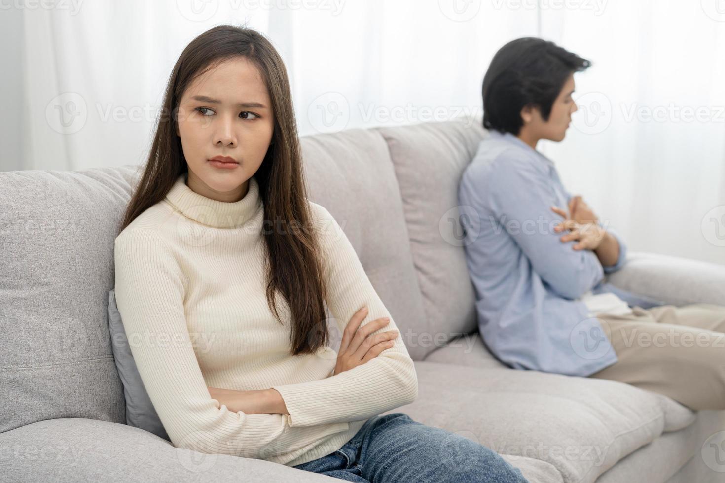 rompre et déprimé, asiatique Jeune querelle couple l'amour bats toi relation dans inquiéter. différent gens sont émotion en colère. se disputer épouse a expression, dérangé avec mari. problème de famille personnes. photo