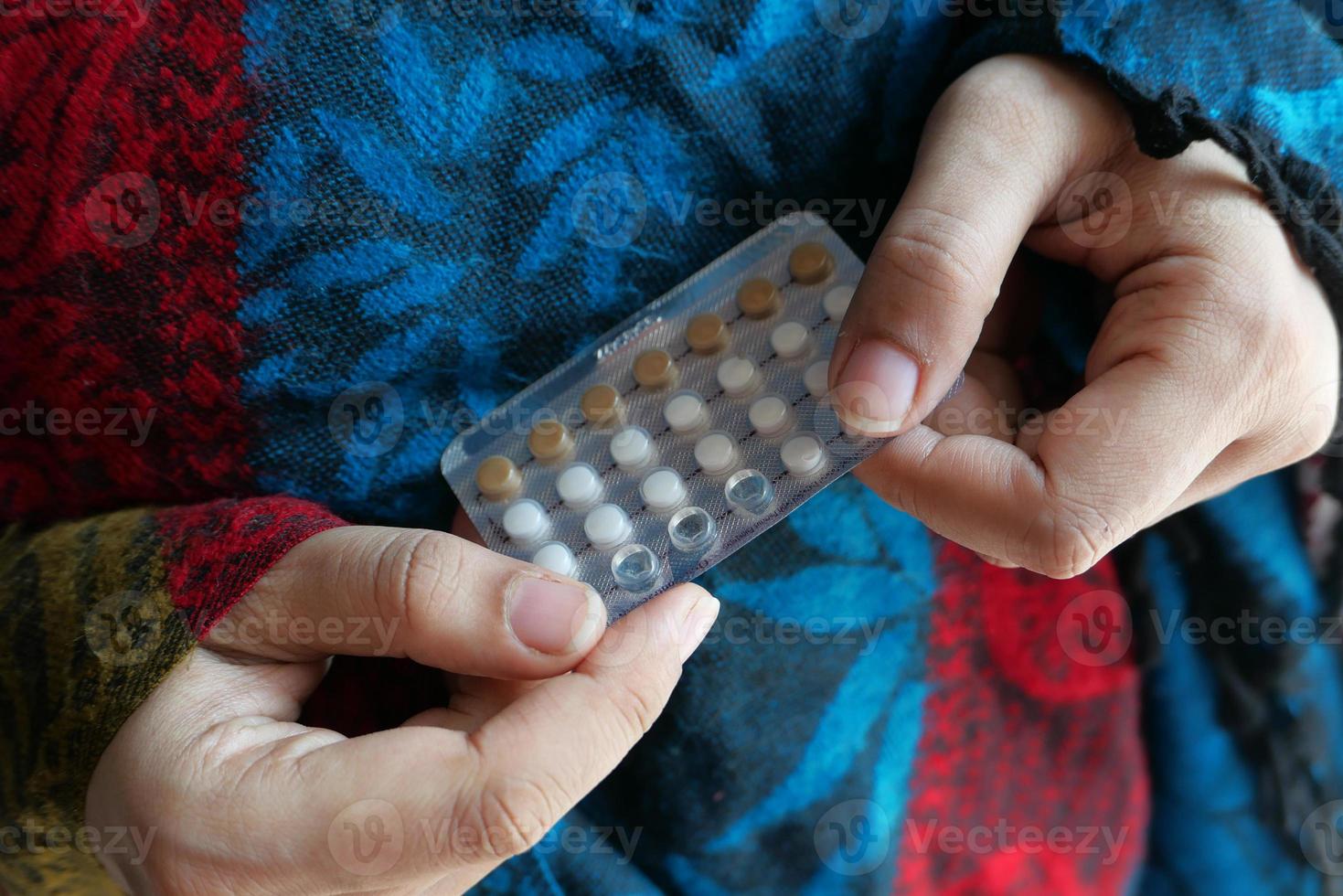 femme tenant des pilules contraceptives photo