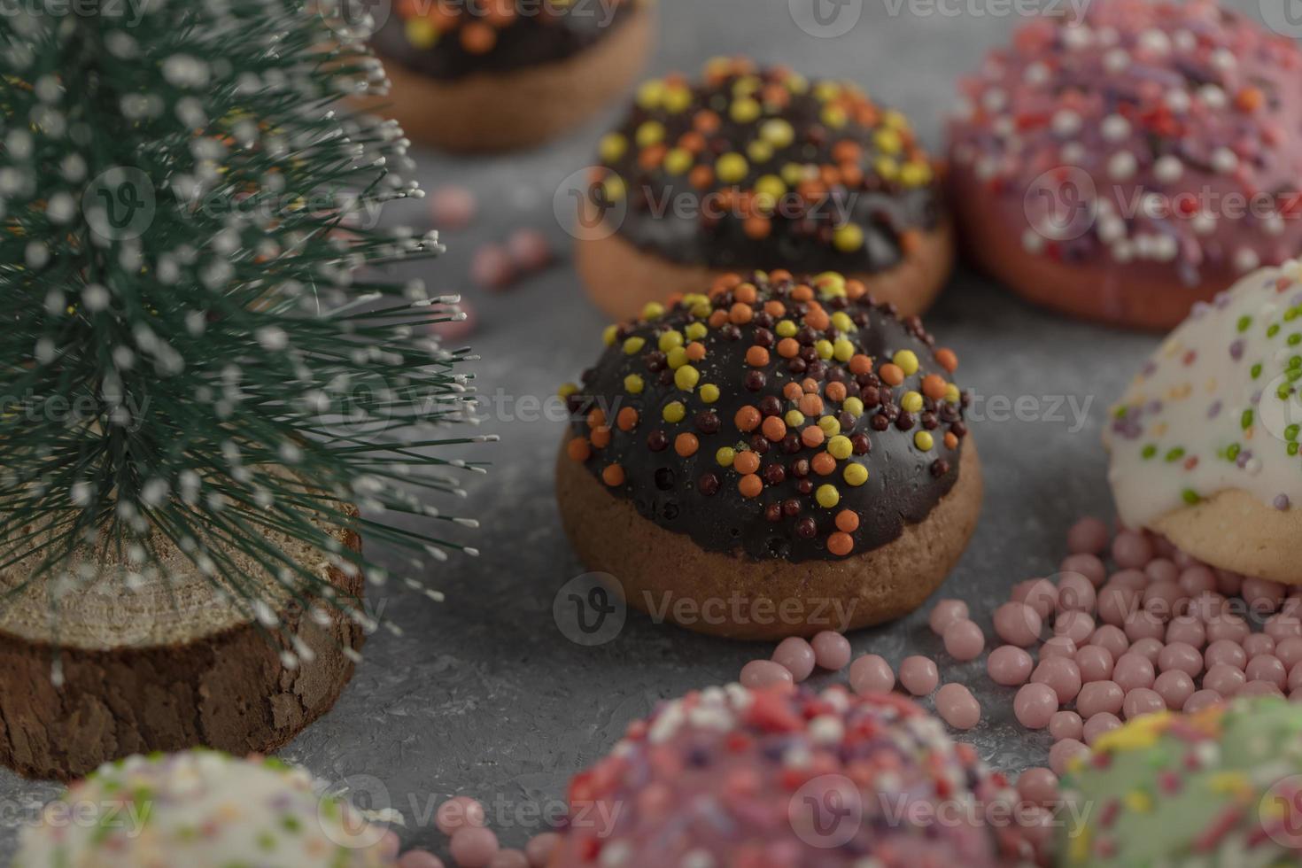 Petits beignets sucrés colorés avec des pépites et une décoration de Noël photo