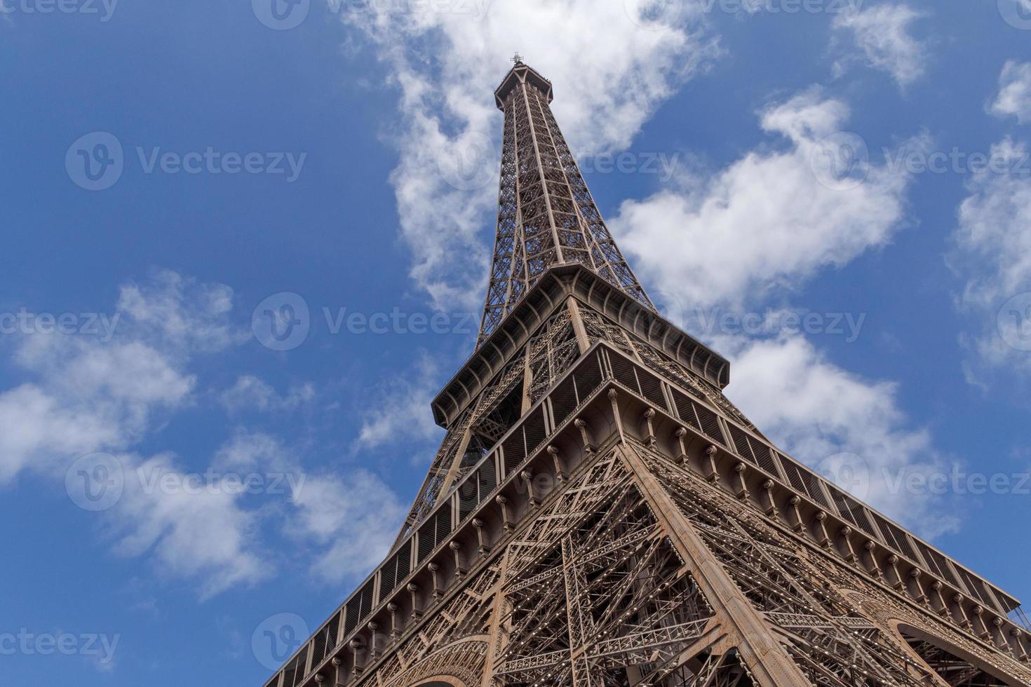 Eiffel la tour dans Paris contre bleu ciel avec blanc des nuages photo