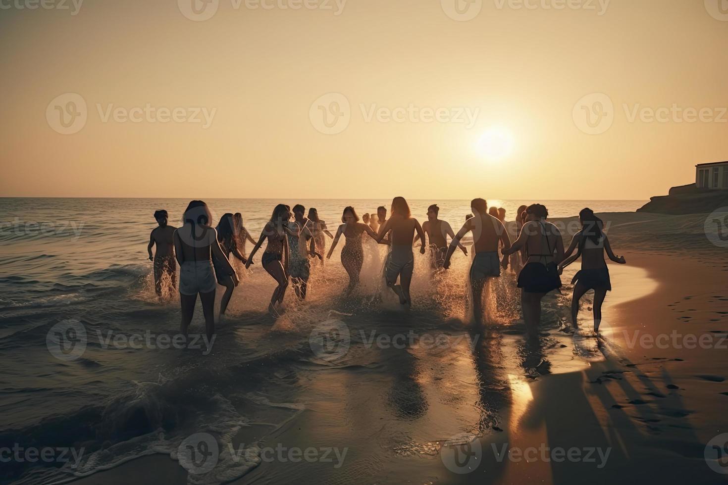 gros groupe de Jeune copains ou gros famille sont ayant amusement et courir à le coucher du soleil plage. été les vacances concept photo