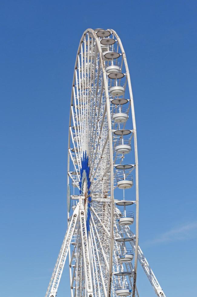 ferris roue dans marseille contre bleu ciel photo