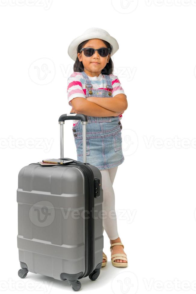 portrait de mignonne asiatique fille porter des lunettes de soleil avec valise isolé sur blanc arrière-plan, Voyage concept photo