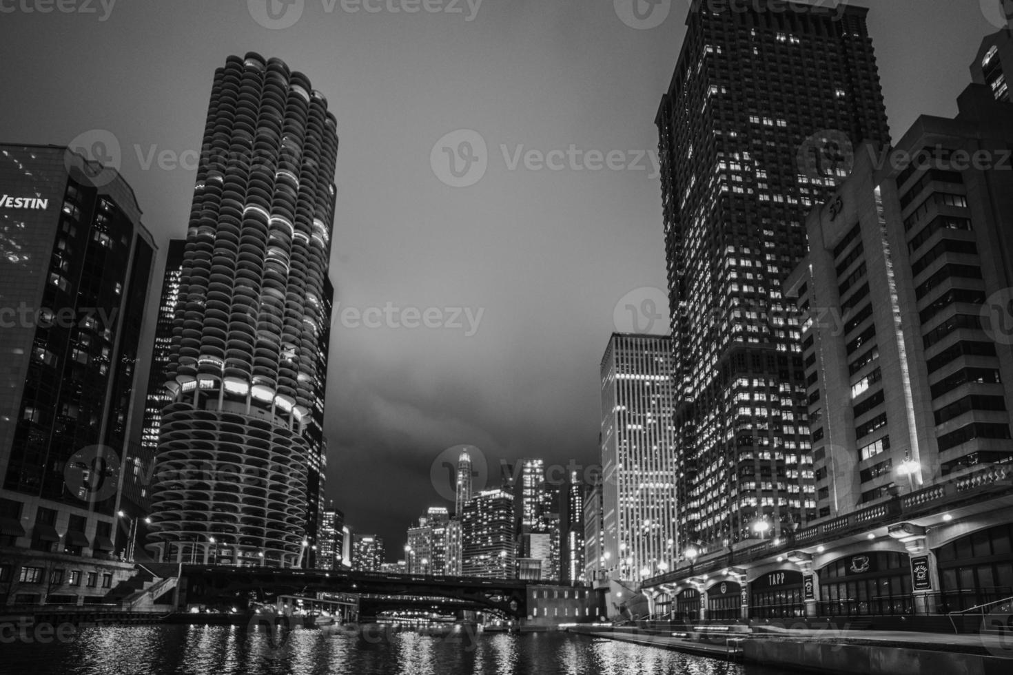 bâtiments et architecture de centre ville Chicago à nuit. photo