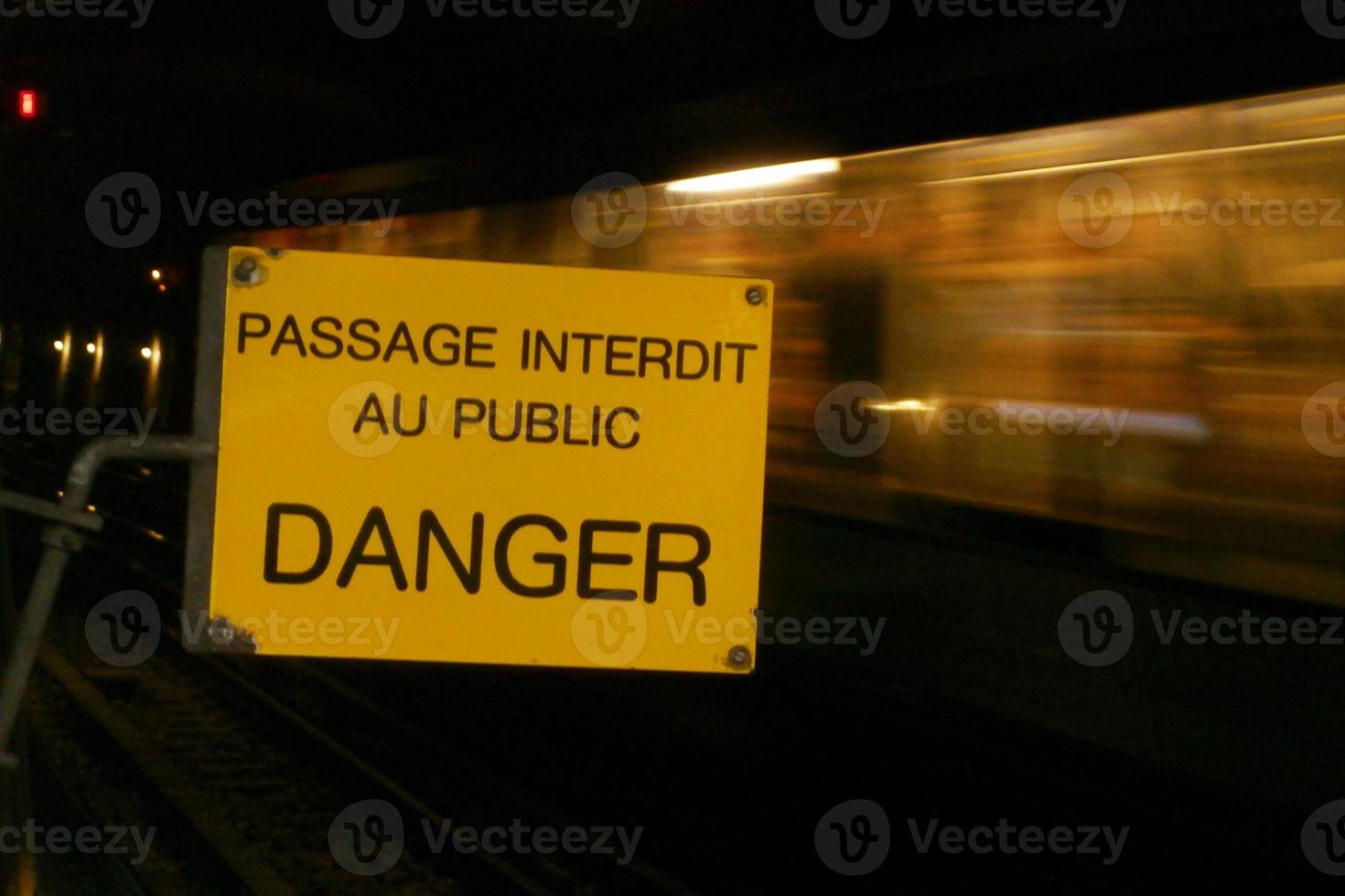 passage interdit à le Publique danger signe dans français photo