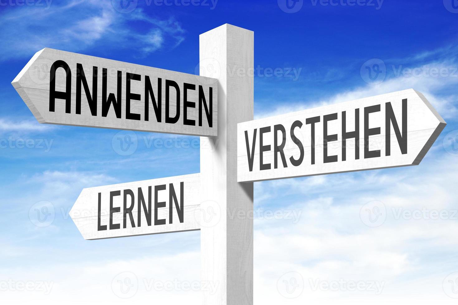 utiliser, comprendre, apprendre dans allemand - en bois poteau indicateur avec Trois flèches et ciel dans Contexte photo