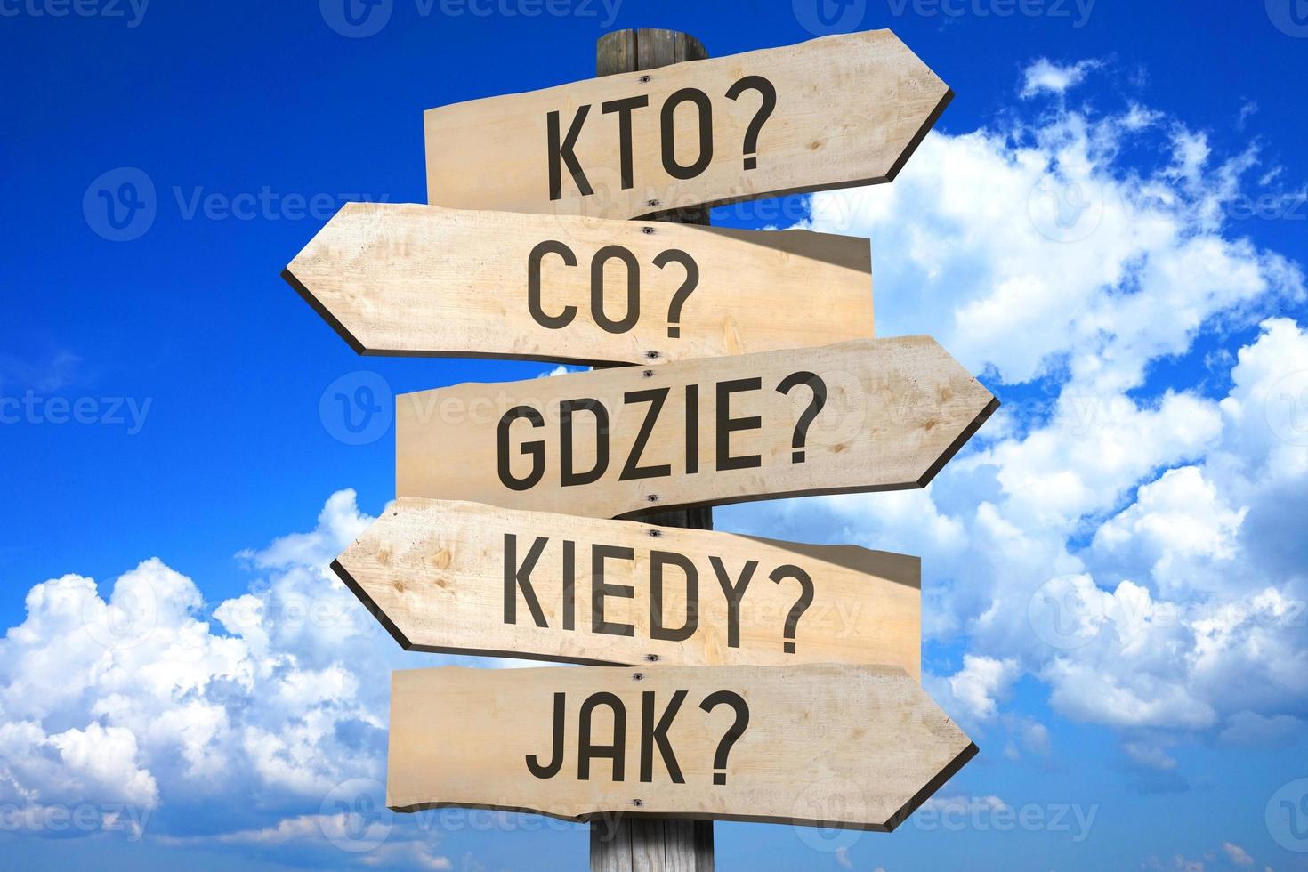 OMS, quoi, où, quand, Comment des questions dans polonais - en bois poteau indicateur avec cinq flèches photo