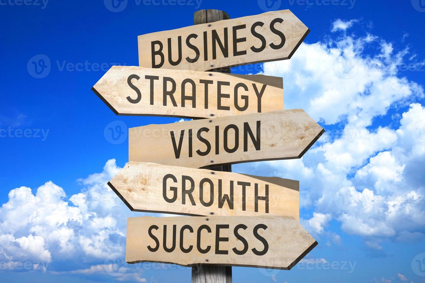 entreprise, stratégie, vision, croissance, Succès - en bois poteau indicateur avec cinq flèches photo