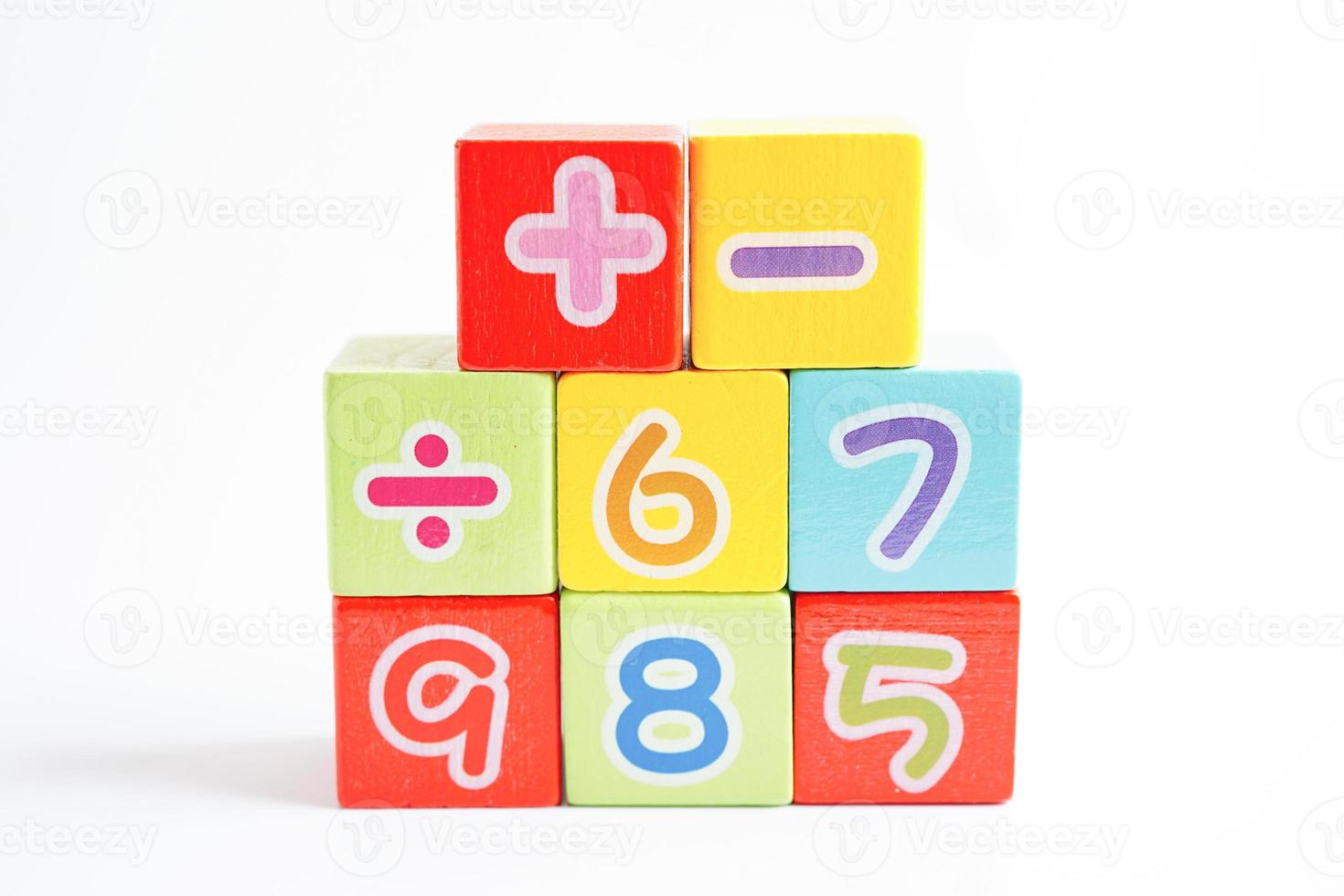 nombre de cubes de blocs de bois pour l'apprentissage des mathématiques, concept de mathématiques de l'éducation. photo