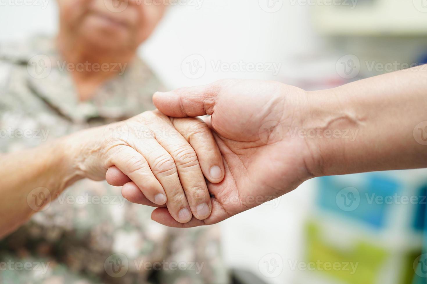 médecin tenant par la main une patiente âgée asiatique, aide et soins à l'hôpital. photo