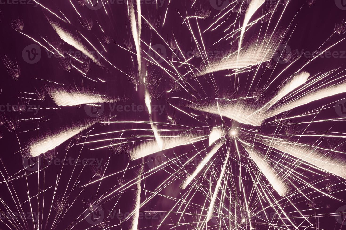 brillant feux d'artifice contre violet Contexte photo