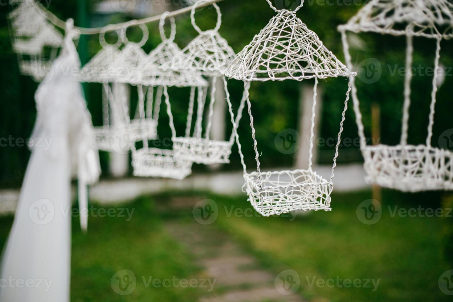 décor de mariage, bougies en flacons de verre dans la forêt. photo