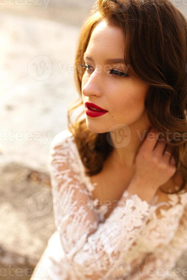 portrait de une magnifique la mariée en plein air photo