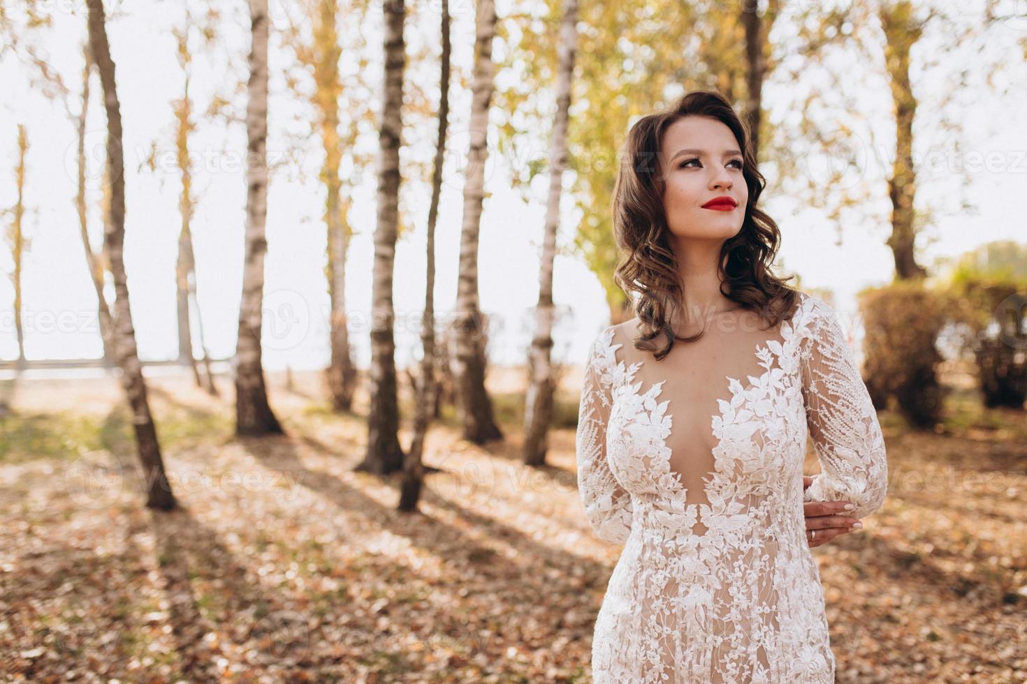 portrait de magnifique Jeune fille en plein air dans printemps photo