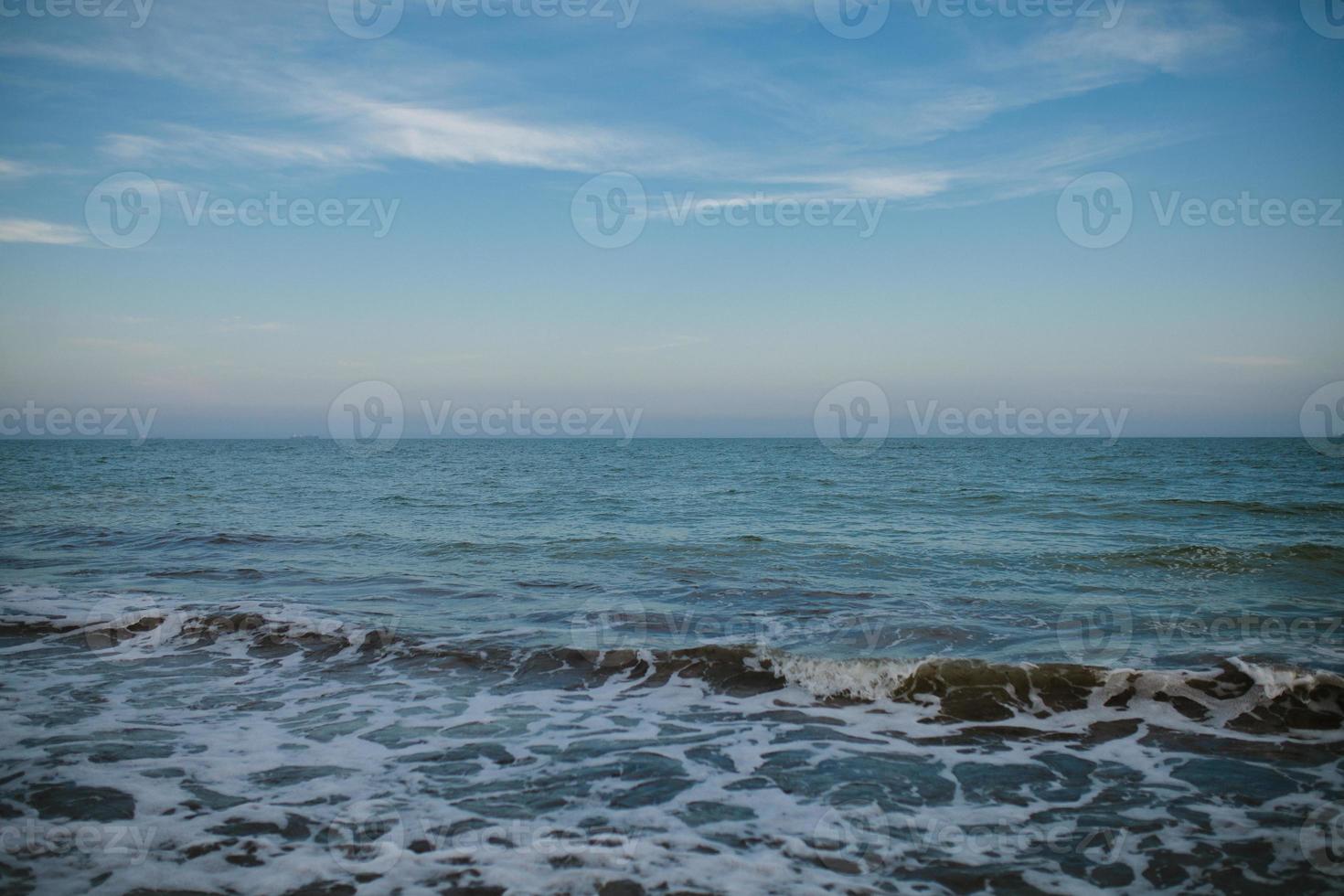 parfait ciel et l'eau de océan photo