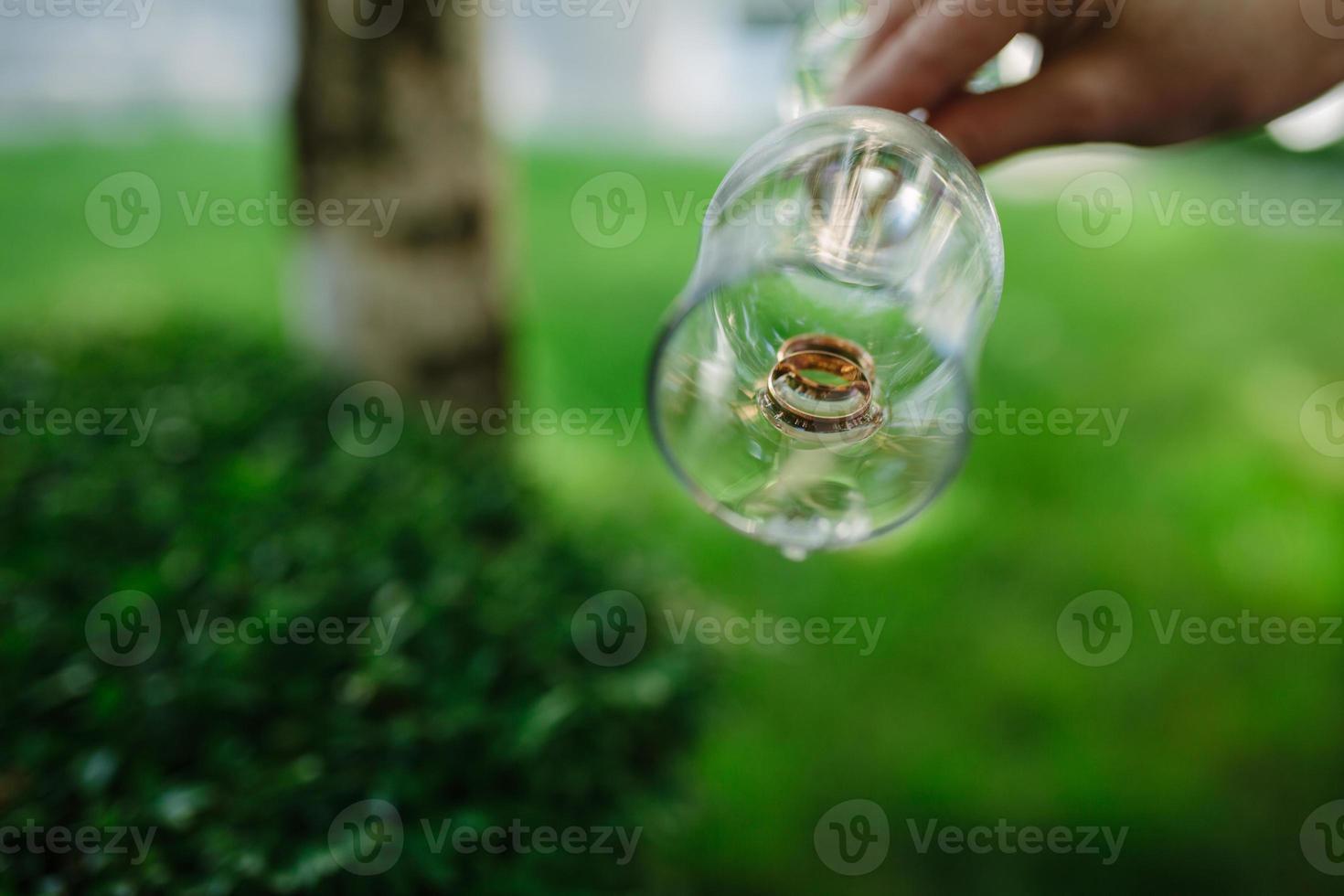 Champagne avec bague proche en haut photo