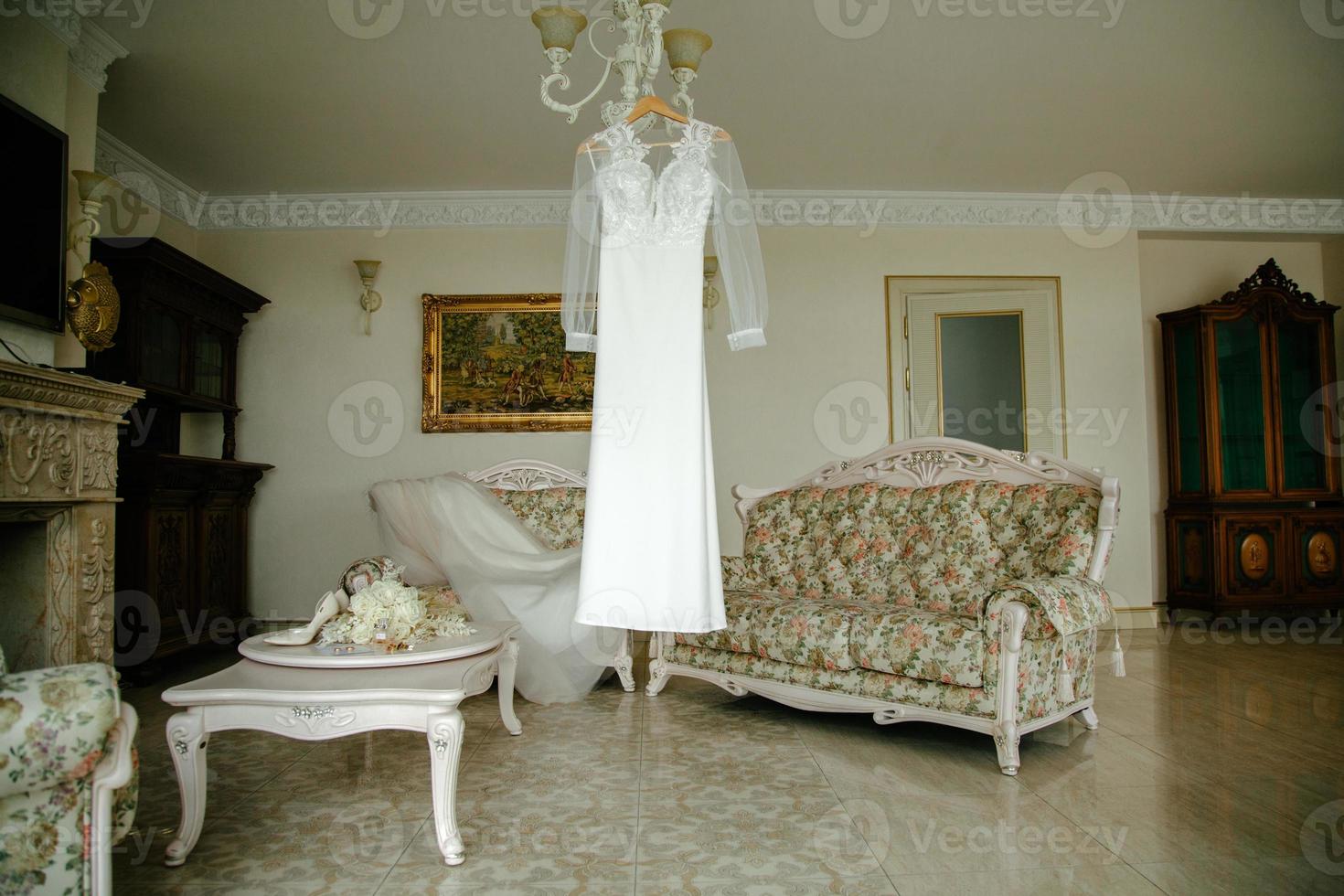 magnifique mariage robe pendaison dans le de la mariée chambre. photo