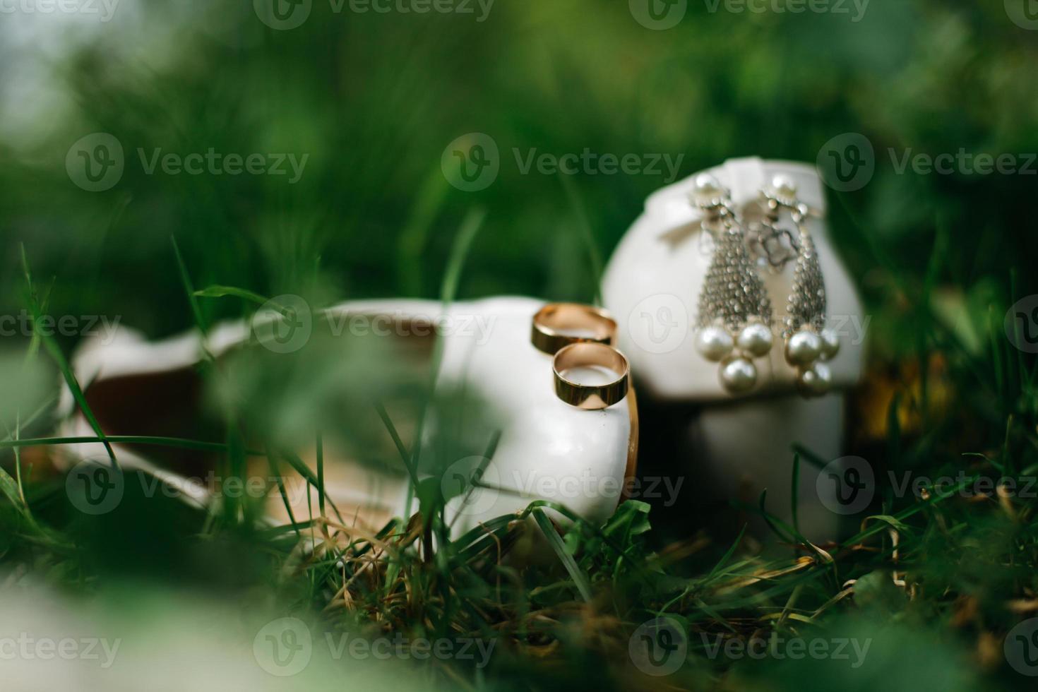 mariage des chaussures et mariage bouquet de blanc des roses photo