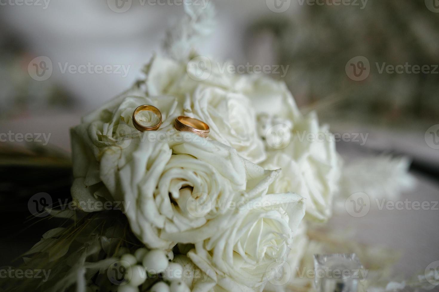 anneaux de mariage sur une fleur photo