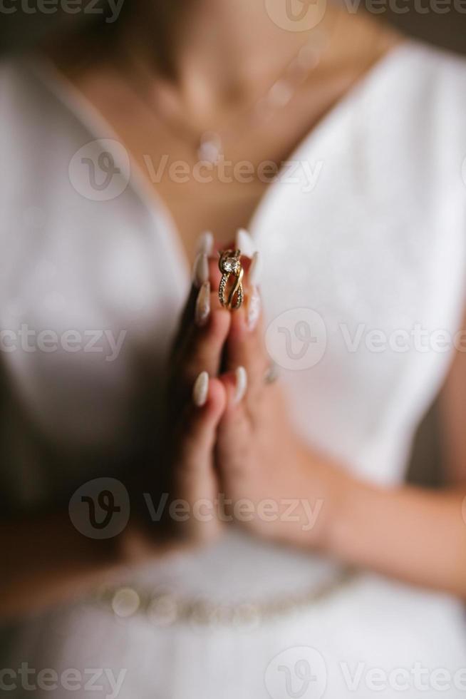 mariage anneaux entre des doigts. photo