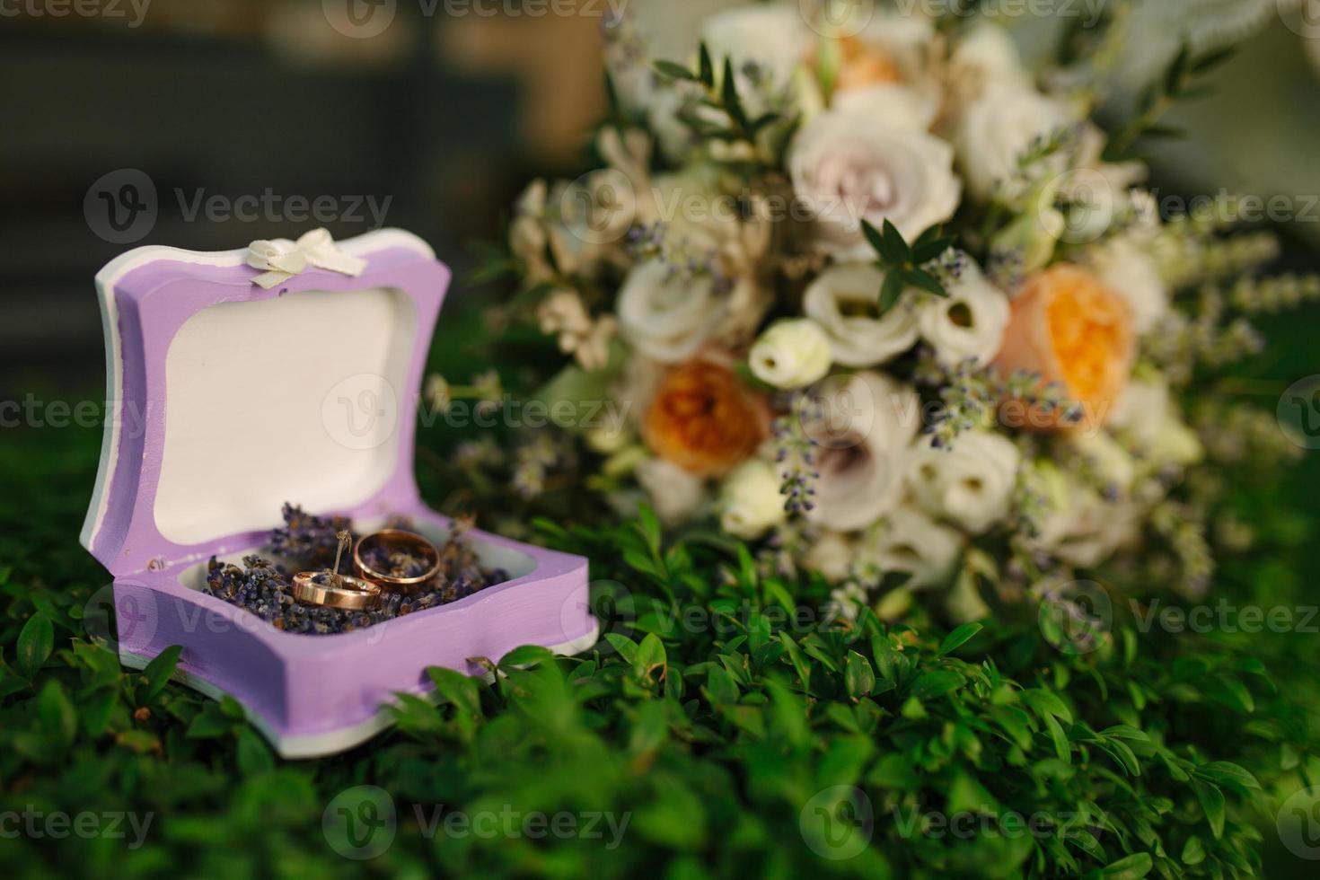 beau bouquet de mariage blanc avec mariée assise en arrière-plan - DOF peu profond photo