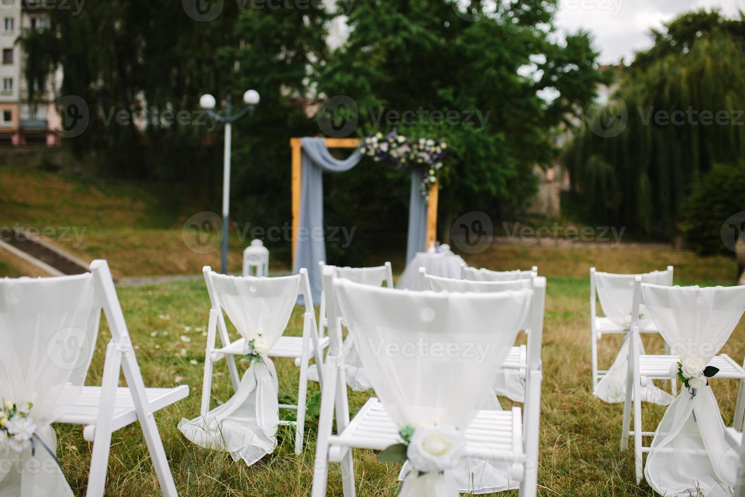 fragment comme vue de agréable chaises prêt pour mariage la cérémonie photo