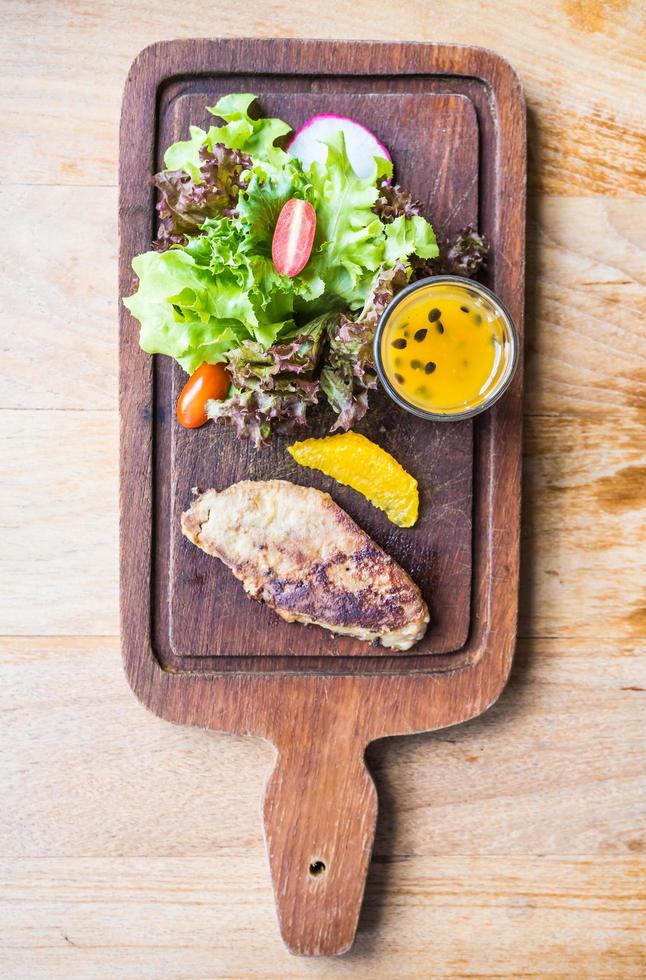 steak de foie gras aux légumes et sauce sucrée photo