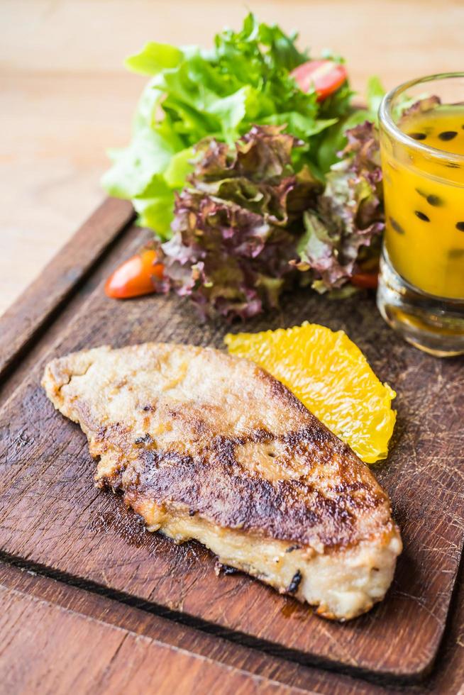 steak de foie gras aux légumes et sauce sucrée photo