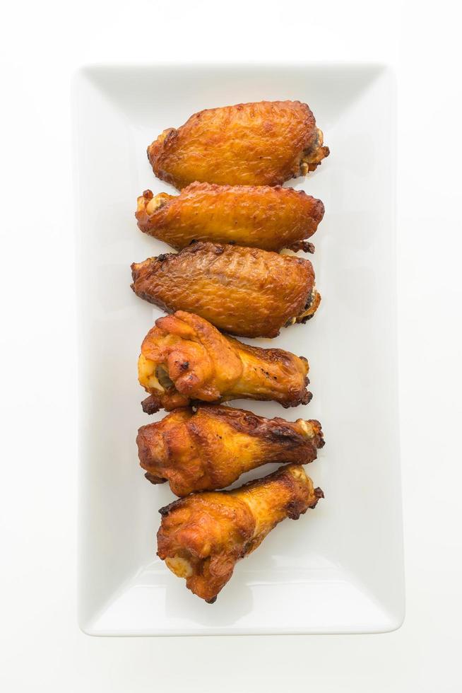 Aile de poulet grillé dans une assiette blanche photo