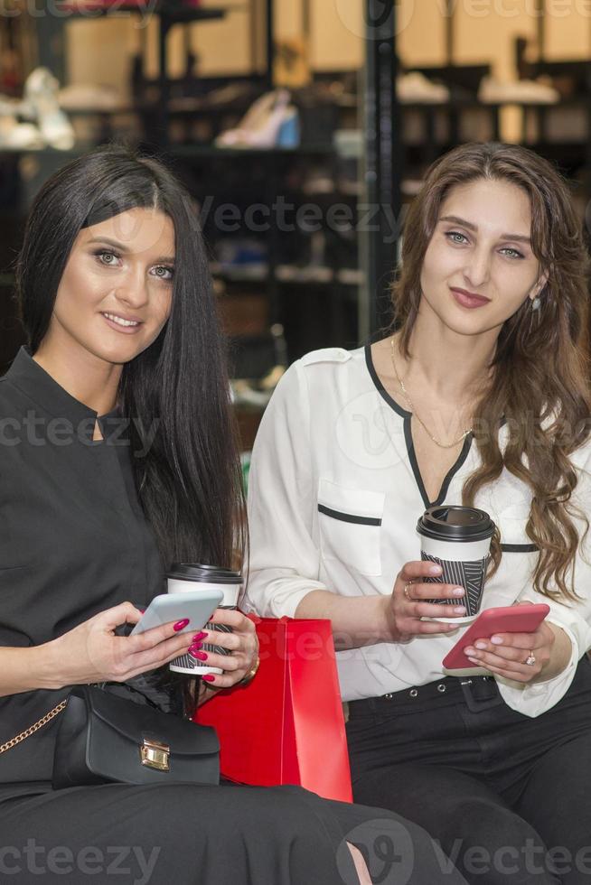 deux copines dans achats centre commercial photo