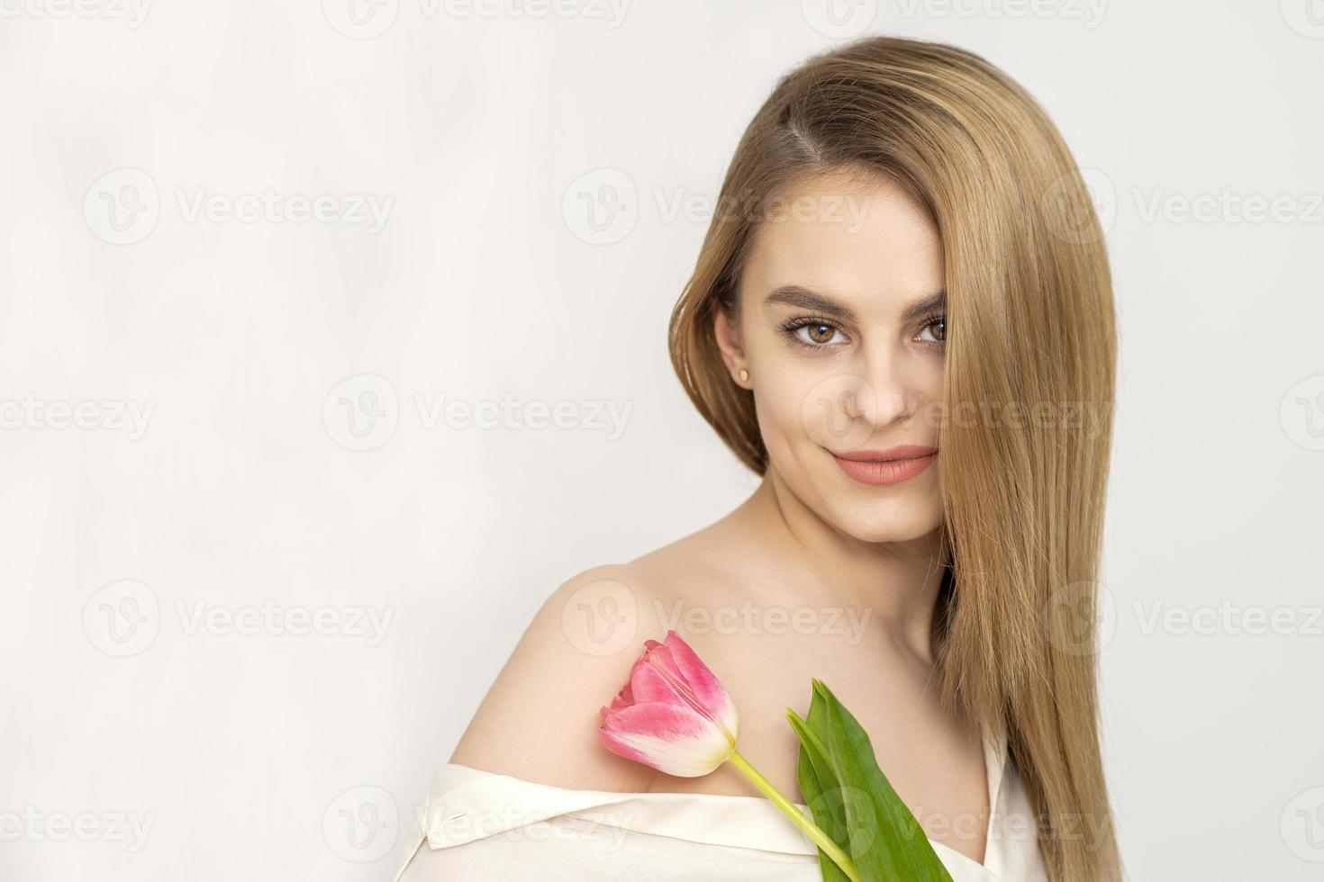 Jeune femme avec un tulipe photo