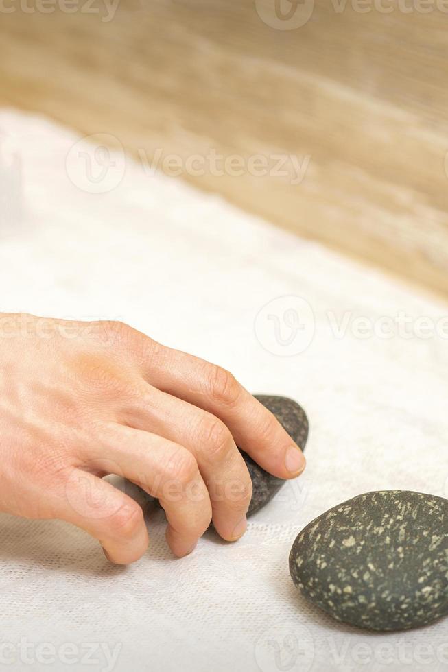 masseur est prise massage des pierres photo
