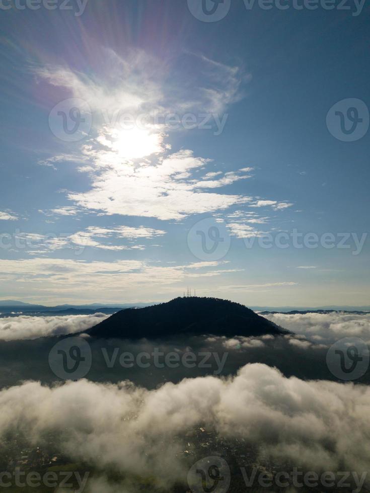 bukit mertajam colline couvert par mer clou photo