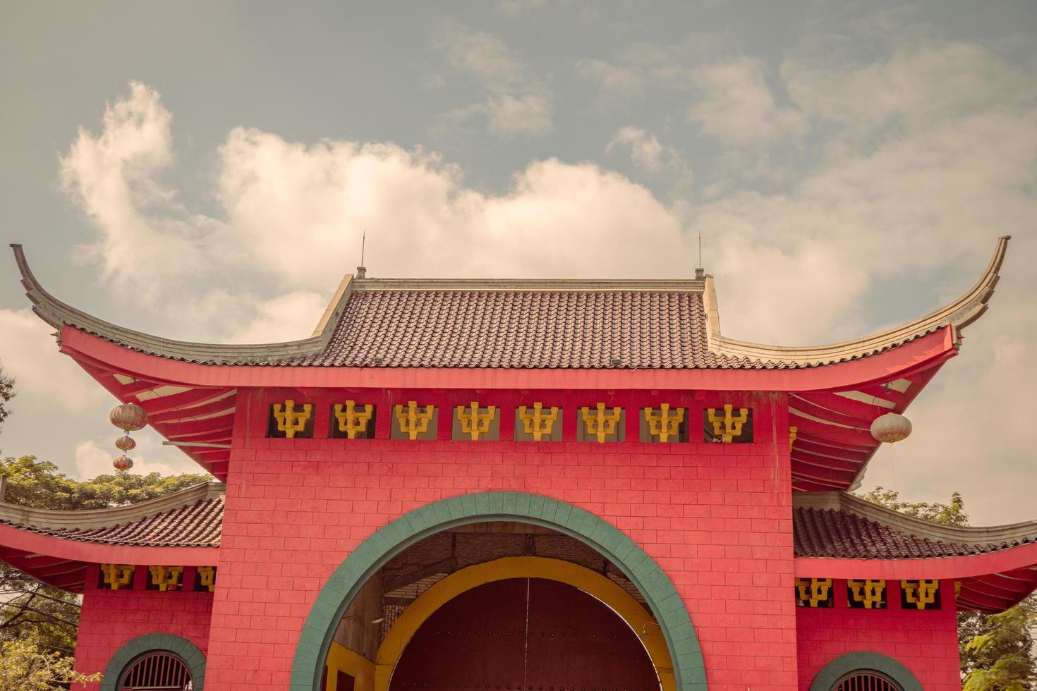 tuile de traditionnel chinois les temples lorsque journée temps de chinois Nouveau an. le photo est adapté à utilisation pour chinois Nouveau année, lunaire Nouveau année Contexte et contenu médias.